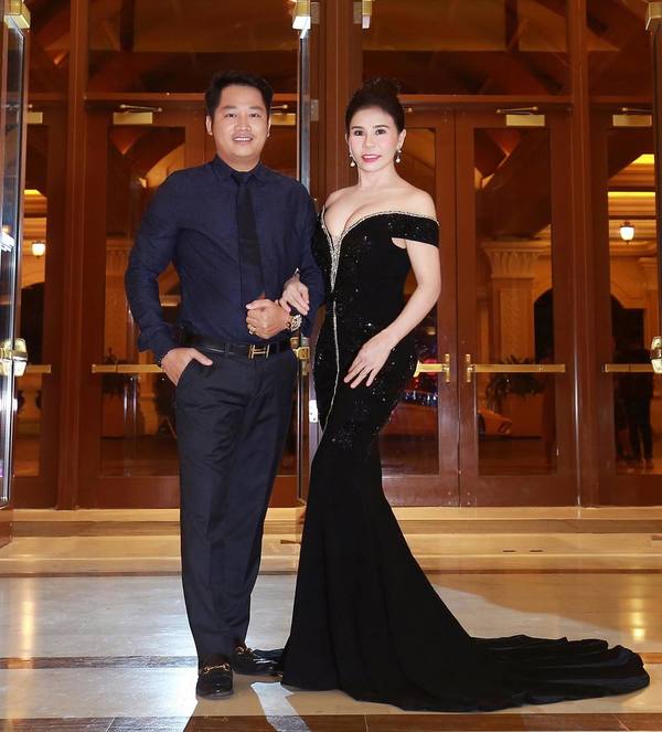Hoàng Kim Khánh và vợ của mình.