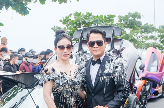 Vợ chồng Hoàng Kim Khánh - Mailisa gây chú ý vì mang dàn siêu xe hơn trăm tỷ đồng thực hiện roadshow.