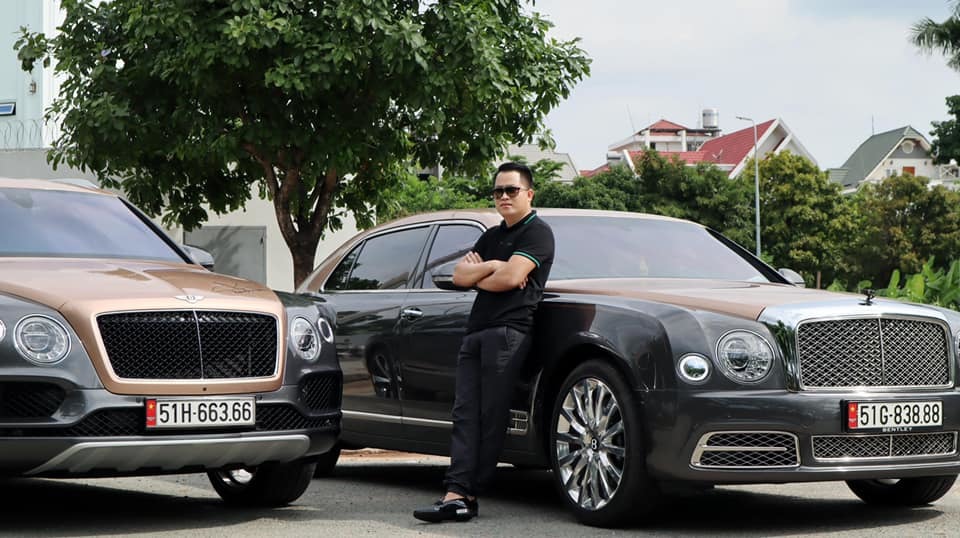Vị đại gia bên cạnh 2 siêu xe của mình.