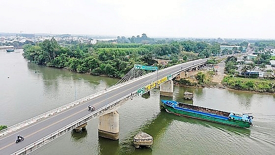 Cầu Bạch Đằng kết nối xã Bạch Đằng với thị xã Tân Uyên và giúp phát triển kinh tế - xã hội của vùng cù lao.
