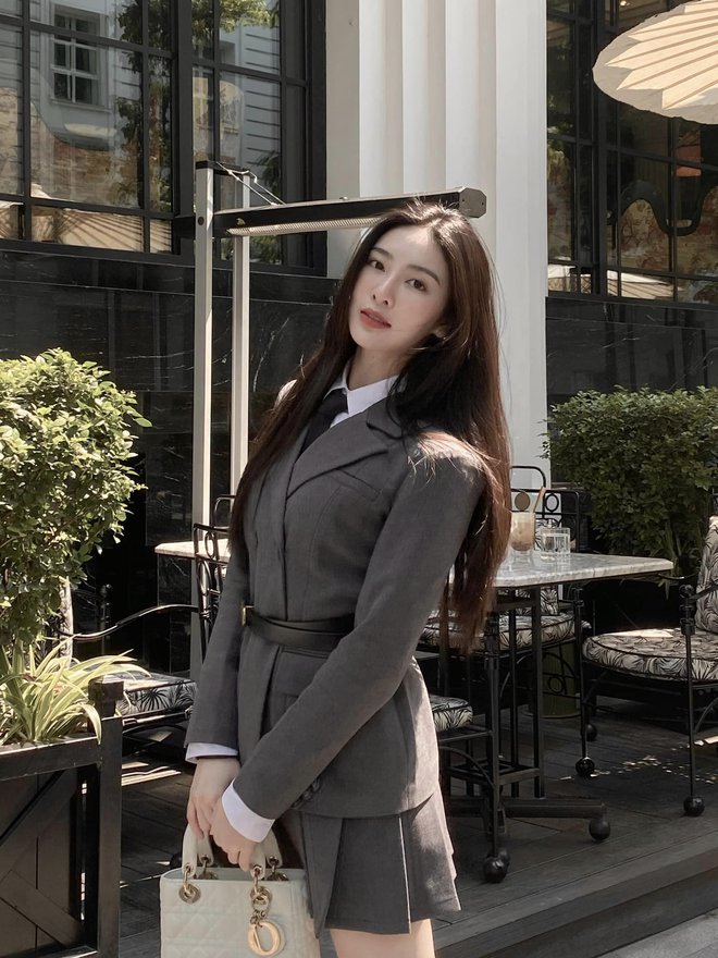 Hot girl Linh Trương náo loạn cõi mạng: 22 tuổi đã có núi đồ hiệu, style sang chảnh miễn chê, xem nhan sắc trước "dao kéo" mới thấy bất ngờ - Ảnh 3. Hot girl Linh Trương náo loạn cõi mạng: 22 tuổi đã có núi đồ hiệu, style sang chảnh miễn chê, xem nhan sắc trước "dao kéo" mới thấy bất ngờ - Ảnh 3.