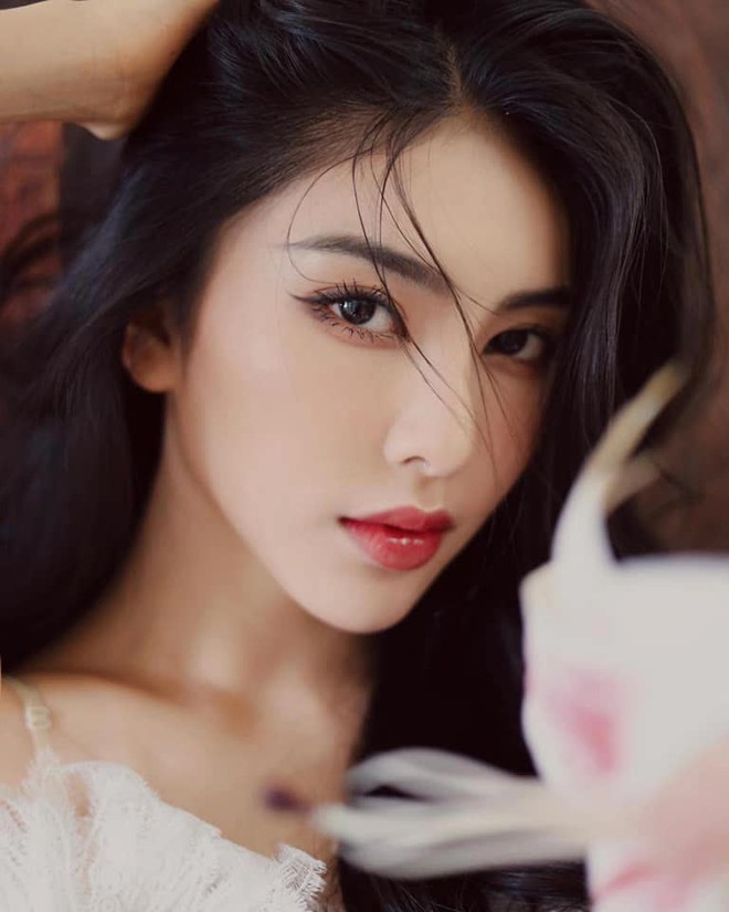 Hot girl Linh Trương náo loạn cõi mạng: 22 tuổi đã có núi đồ hiệu, style sang chảnh miễn chê, xem nhan sắc trước "dao kéo" mới thấy bất ngờ - Ảnh 6. Hot girl Linh Trương náo loạn cõi mạng: 22 tuổi đã có núi đồ hiệu, style sang chảnh miễn chê, xem nhan sắc trước "dao kéo" mới thấy bất ngờ - Ảnh 6.