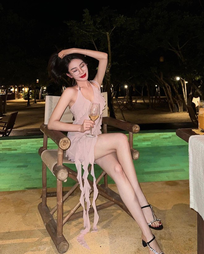 Hot girl Linh Trương náo loạn cõi mạng: 22 tuổi đã có núi đồ hiệu, style sang chảnh miễn chê, xem nhan sắc trước "dao kéo" mới thấy bất ngờ - Ảnh 4. Hot girl Linh Trương náo loạn cõi mạng: 22 tuổi đã có núi đồ hiệu, style sang chảnh miễn chê, xem nhan sắc trước "dao kéo" mới thấy bất ngờ - Ảnh 4.