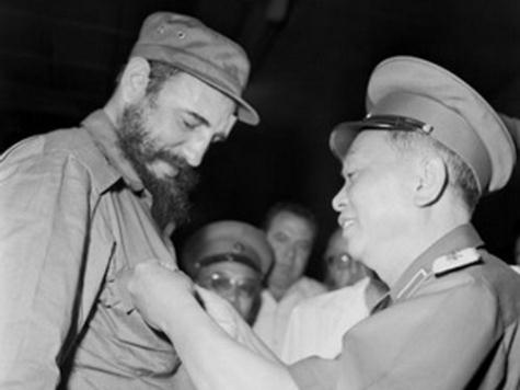 Đại tướng Võ Nguyên Giáp tặng Lãnh tụ Cuba Fidel Castro huy hiệu "Chiến sĩ Điện Biên Phủ" nhân chuyến thăm của Fidel Castro đến Việt Nam, tháng 9/1973.