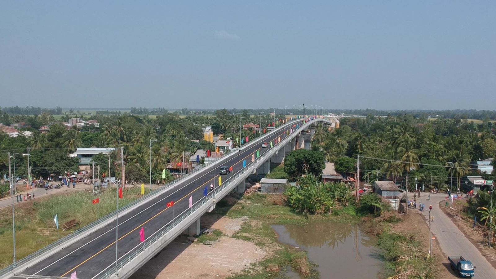 Công trình cầu Tân An được xem là công trình thế kỷ trên địa bàn thị xã giúp kết nối giao thông liên vùng, đưa hàng hóa từ nội địa nhanh chóng ra biên giới để xuất khẩu.