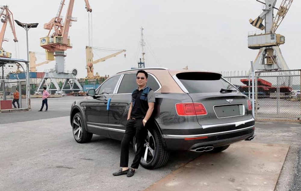 Đại gia Hoàng Kim Khánh bên chiếc Bentley Bentayga V8 anh mới sở hữu