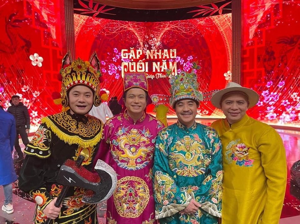 Các nghệ sĩ “mới mà cũ”: Quân Anh, Quốc Quân, Tú Oanh, Bá Anh… trong “Táo quân 2024” (Ảnh: VTV).