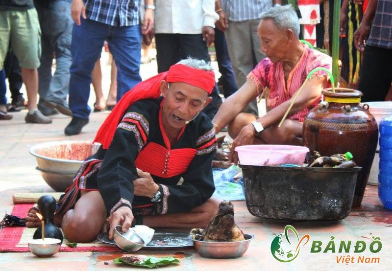 Thầy cúng tiến hành các nghi thức truyền thống